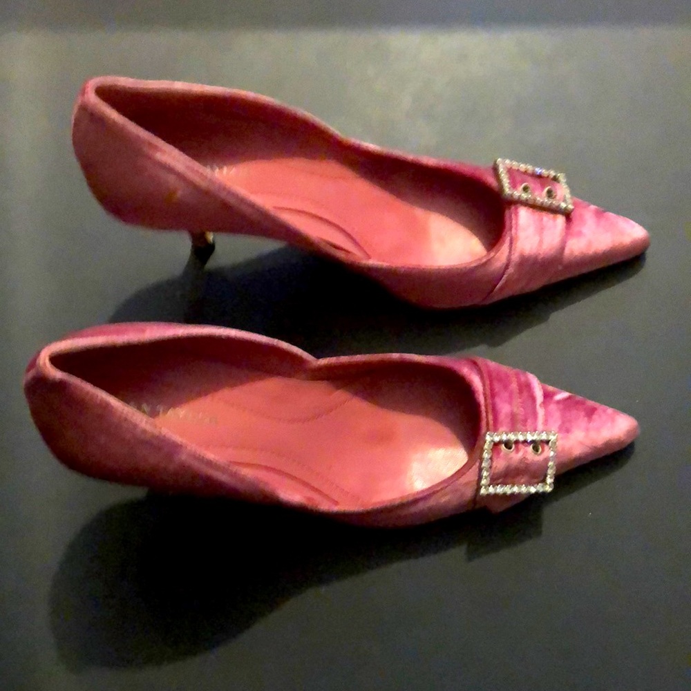 Ann Taylorpink velvet heel w rhinestone buckle. NWT.